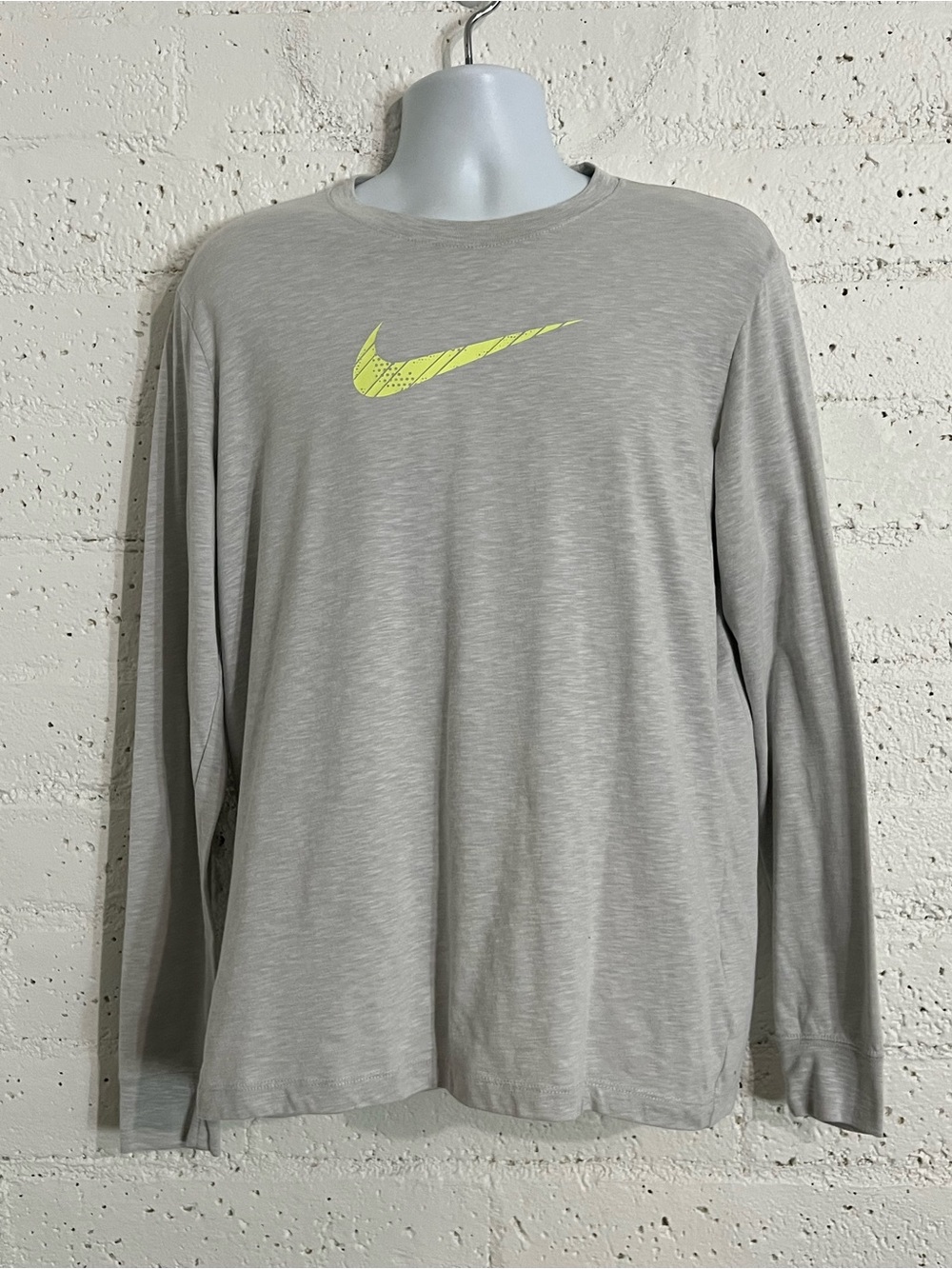 The Nike Tee T-Shirt L Heathered Gray Long Sleeve Cotton Blend Crew Neck H20